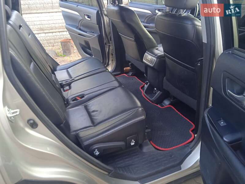 Позашляховик / Кросовер Toyota Highlander 2015 в Малині