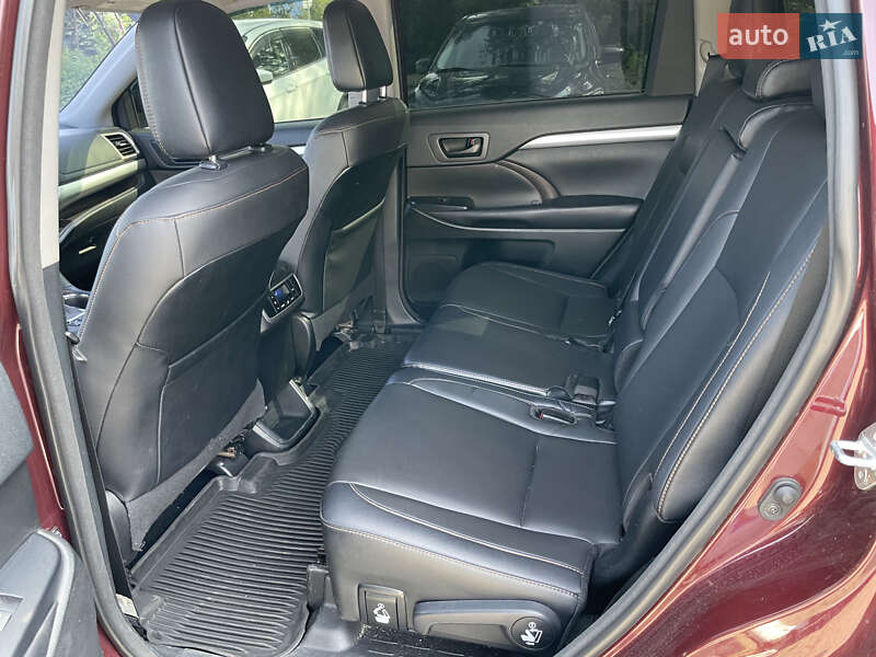 Внедорожник / Кроссовер Toyota Highlander 2018 в Львове