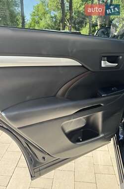 Внедорожник / Кроссовер Toyota Highlander 2017 в 