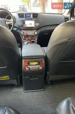 Внедорожник / Кроссовер Toyota Highlander 2010 в 