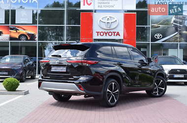 Внедорожник / Кроссовер Toyota Highlander 2021 в 