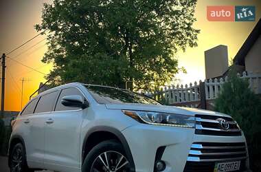 Внедорожник / Кроссовер Toyota Highlander 2016 в Соленом