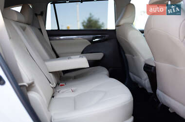 Внедорожник / Кроссовер Toyota Highlander 2022 в 