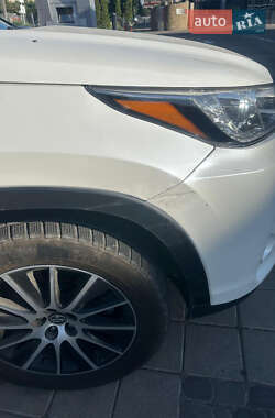 Позашляховик / Кросовер Toyota Highlander 2017 в 