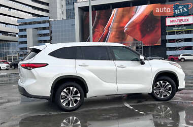 Позашляховик / Кросовер Toyota Highlander 2023 в 