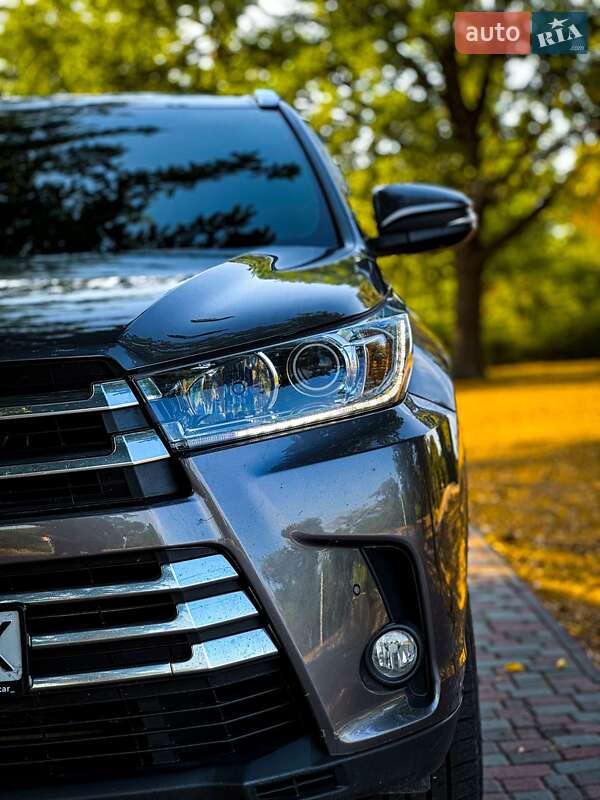 Внедорожник / Кроссовер Toyota Highlander 2017 в Кропивницком