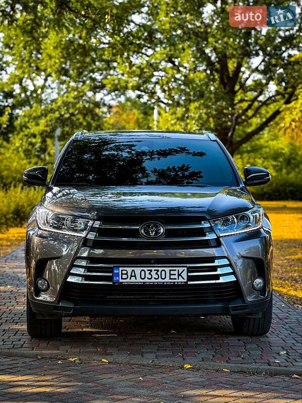 Внедорожник / Кроссовер Toyota Highlander 2017 в Кропивницком