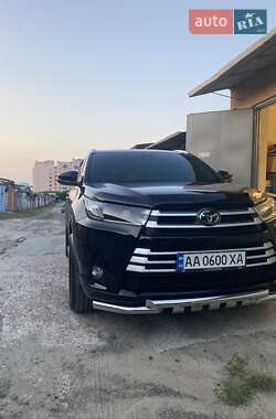 Позашляховик / Кросовер Toyota Highlander 2017 в Бучі