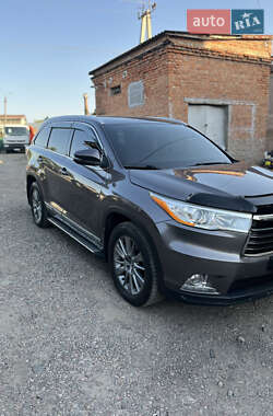 Позашляховик / Кросовер Toyota Highlander 2016 в Первомайську
