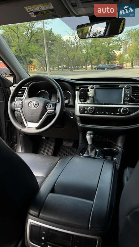 Внедорожник / Кроссовер Toyota Highlander 2017 в Николаеве