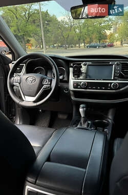 Внедорожник / Кроссовер Toyota Highlander 2017 в 