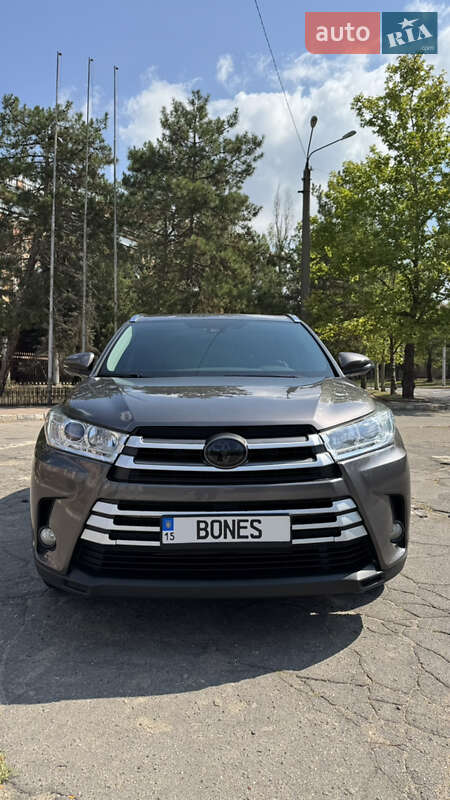 Внедорожник / Кроссовер Toyota Highlander 2017 в Николаеве