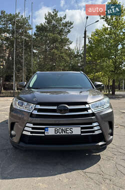 Внедорожник / Кроссовер Toyota Highlander 2017 в 