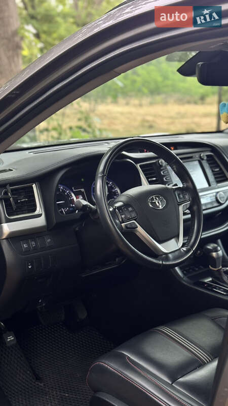 Внедорожник / Кроссовер Toyota Highlander 2019 в Кропивницком