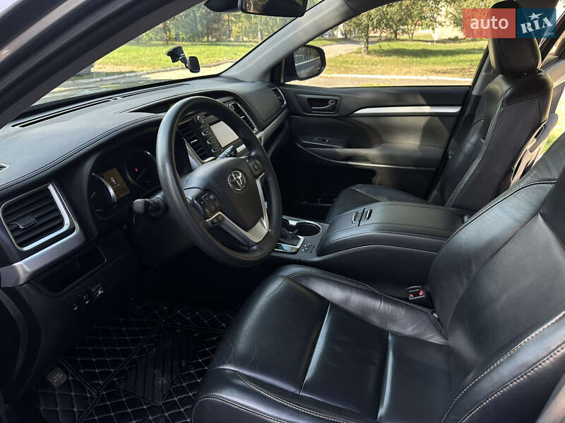 Позашляховик / Кросовер Toyota Highlander 2016 в Путивлі