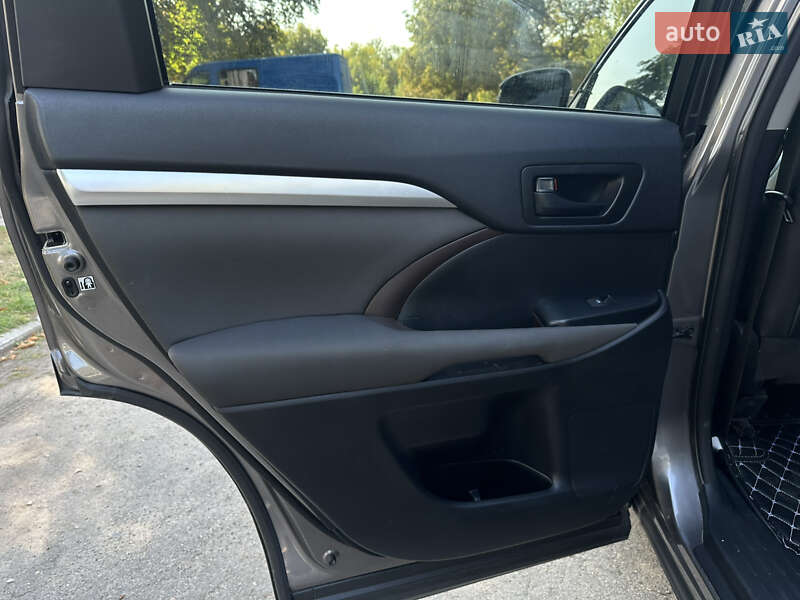 Позашляховик / Кросовер Toyota Highlander 2016 в Путивлі