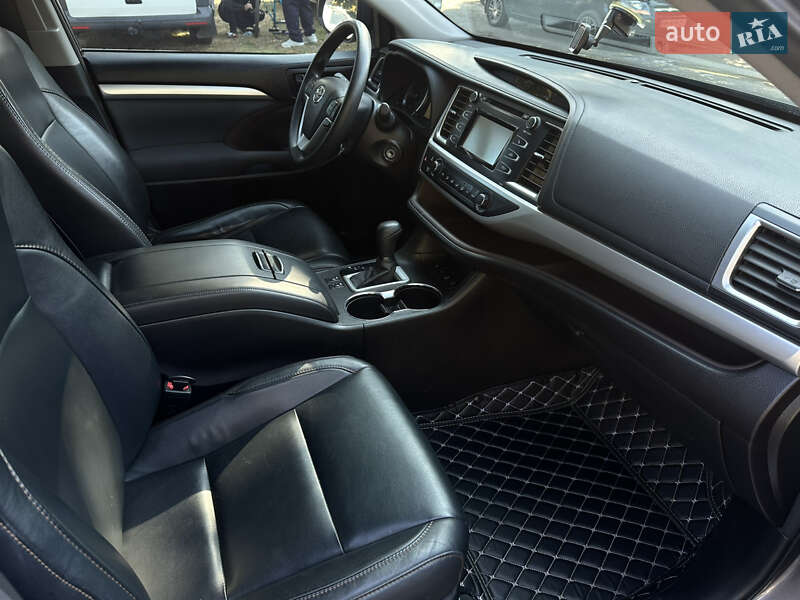 Позашляховик / Кросовер Toyota Highlander 2016 в Путивлі