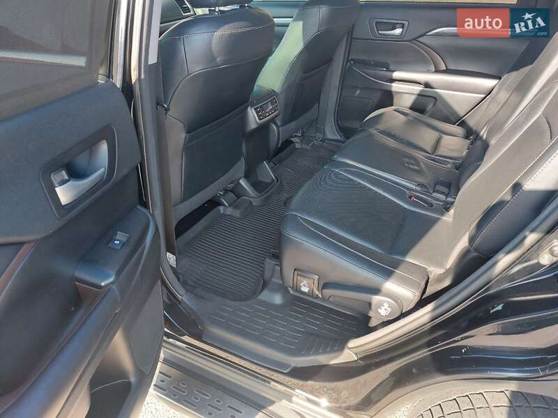 Внедорожник / Кроссовер Toyota Highlander 2017 в Днепре