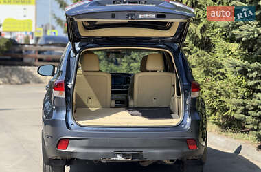 Внедорожник / Кроссовер Toyota Highlander 2017 в 