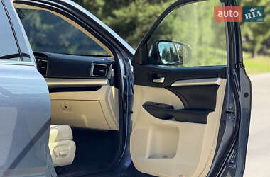 Внедорожник / Кроссовер Toyota Highlander 2017 в 