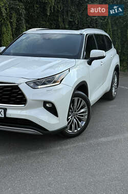 Внедорожник / Кроссовер Toyota Highlander 2021 в 
