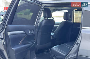 Внедорожник / Кроссовер Toyota Highlander 2018 в 