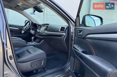 Внедорожник / Кроссовер Toyota Highlander 2018 в 