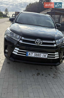 Внедорожник / Кроссовер Toyota Highlander 2017 в 