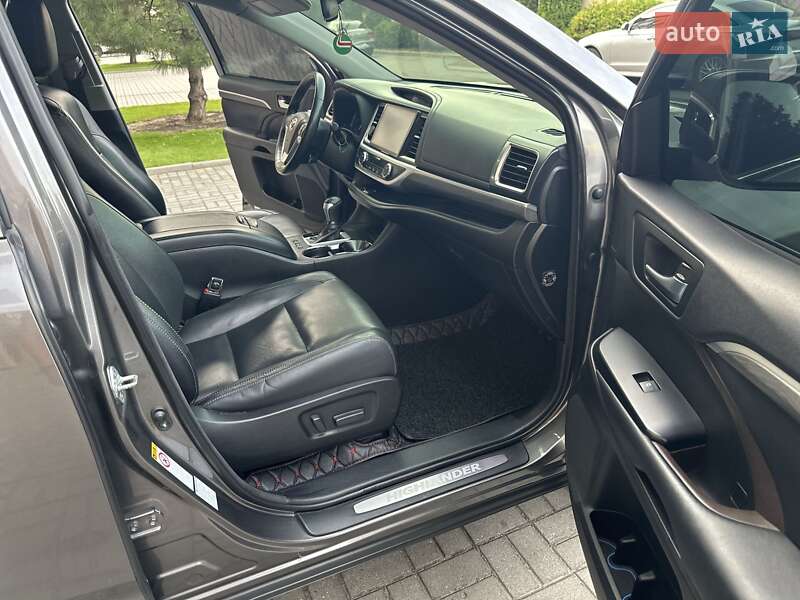 Внедорожник / Кроссовер Toyota Highlander 2018 в Запорожье