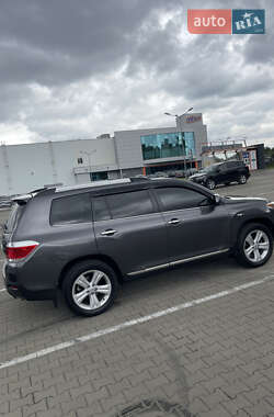 Позашляховик / Кросовер Toyota Highlander 2013 в 