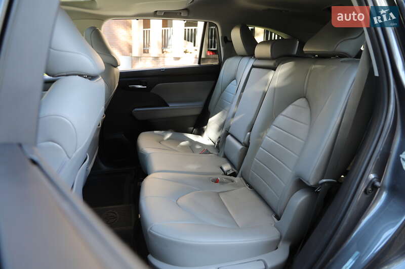 Внедорожник / Кроссовер Toyota Highlander 2021 в Харькове