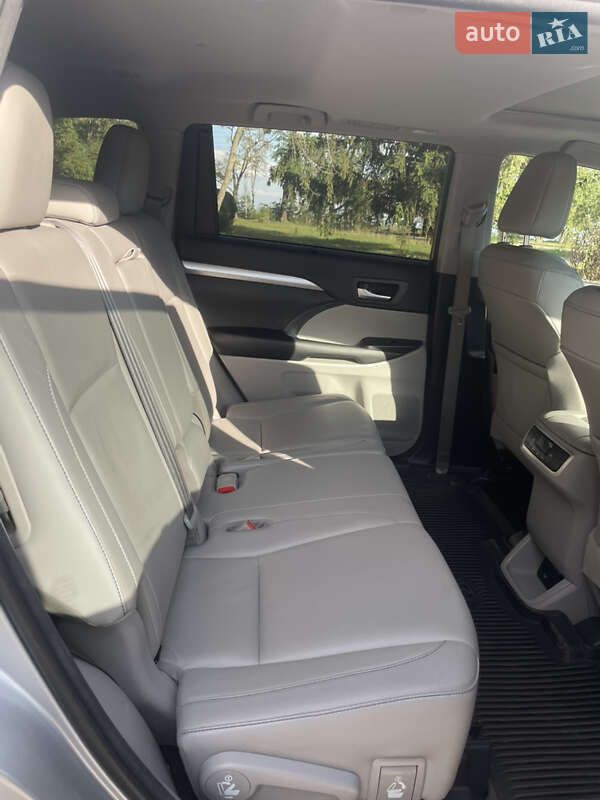 Внедорожник / Кроссовер Toyota Highlander 2017 в Чугуеве