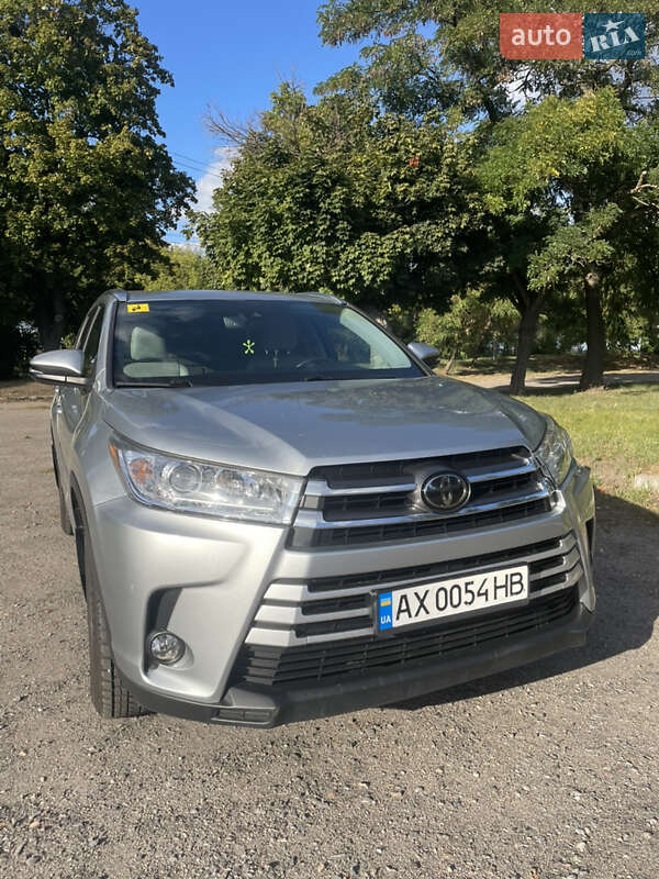 Внедорожник / Кроссовер Toyota Highlander 2017 в Чугуеве