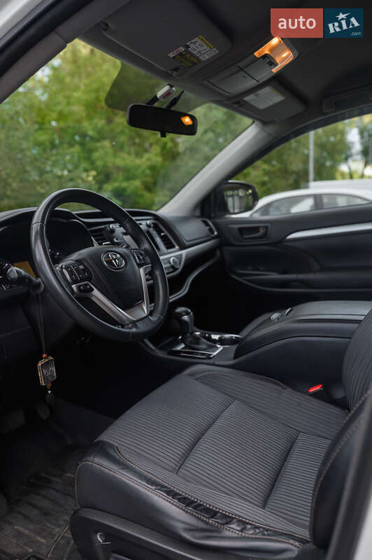 Внедорожник / Кроссовер Toyota Highlander 2015 в Новояворовске фото 33 Внедорожник / Кроссовер Toyota Highlander 2015 в Новояворовске