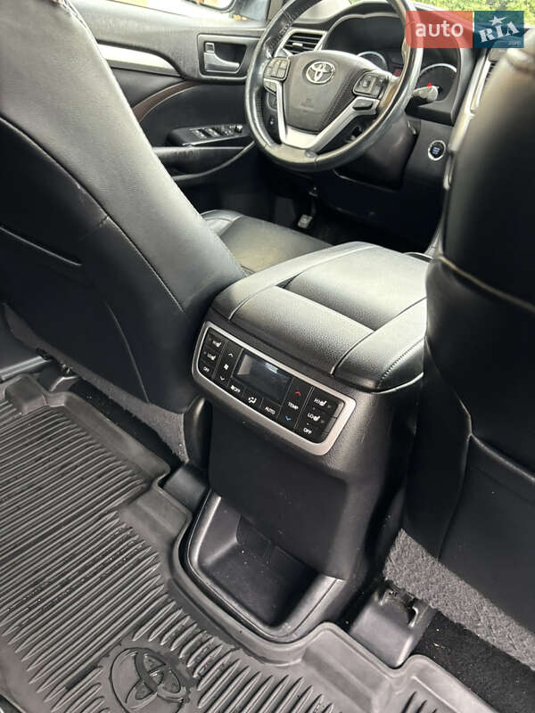 Внедорожник / Кроссовер Toyota Highlander 2016 в Львове