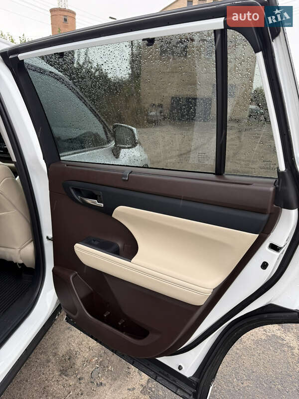 Позашляховик / Кросовер Toyota Highlander 2022 в Фастові