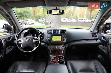 Внедорожник / Кроссовер Toyota Highlander 2012 в 