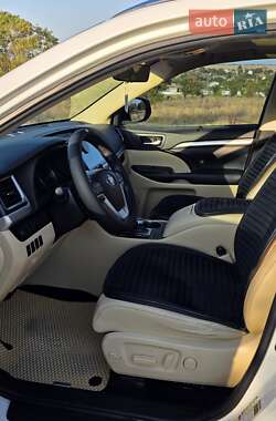 Позашляховик / Кросовер Toyota Highlander 2019 в  фото 13 Позашляховик / Кросовер Toyota Highlander 2019 в