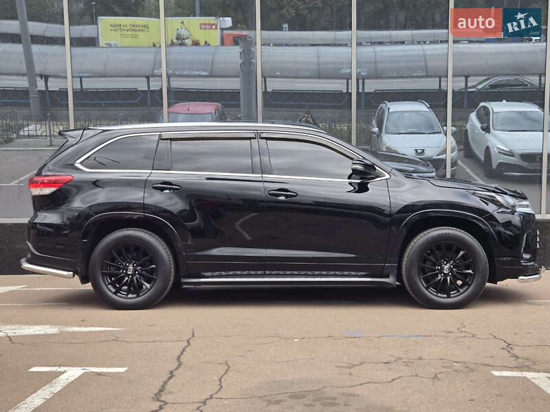 Внедорожник / Кроссовер Toyota Highlander 2017 в Киеве