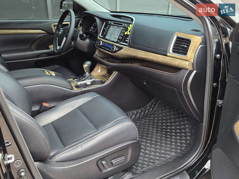 Внедорожник / Кроссовер Toyota Highlander 2017 в Киеве
