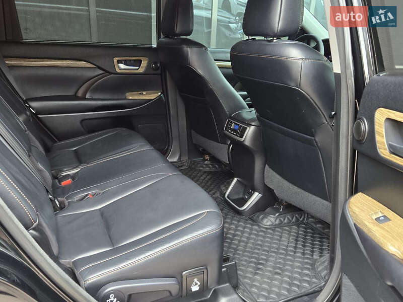 Внедорожник / Кроссовер Toyota Highlander 2017 в Киеве