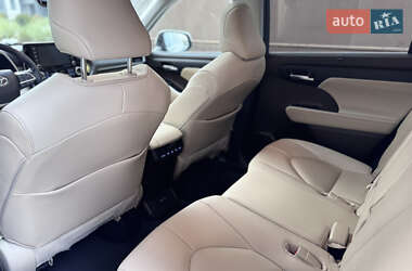 Внедорожник / Кроссовер Toyota Highlander 2020 в 