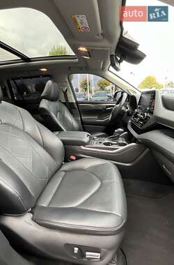 Внедорожник / Кроссовер Toyota Highlander 2021 в 