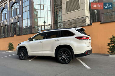 Позашляховик / Кросовер Toyota Highlander 2018 в 