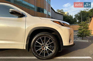 Позашляховик / Кросовер Toyota Highlander 2018 в 