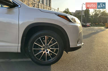 Позашляховик / Кросовер Toyota Highlander 2018 в 
