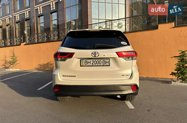 Позашляховик / Кросовер Toyota Highlander 2018 в 