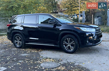 Внедорожник / Кроссовер Toyota Highlander 2017 в Хмельницком