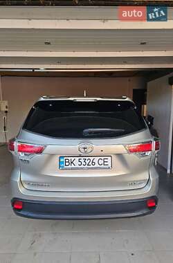 Позашляховик / Кросовер Toyota Highlander 2016 в Києві