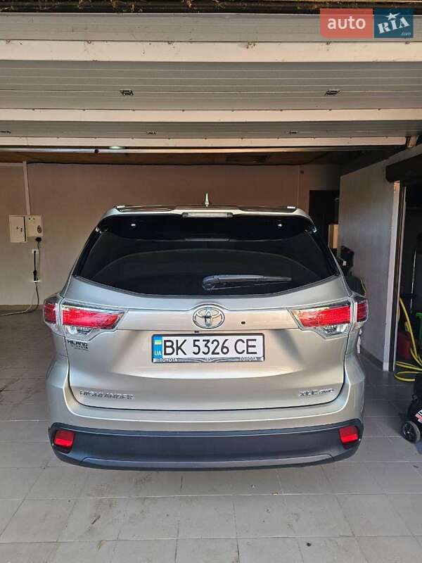 Внедорожник / Кроссовер Toyota Highlander 2016 в Киеве
